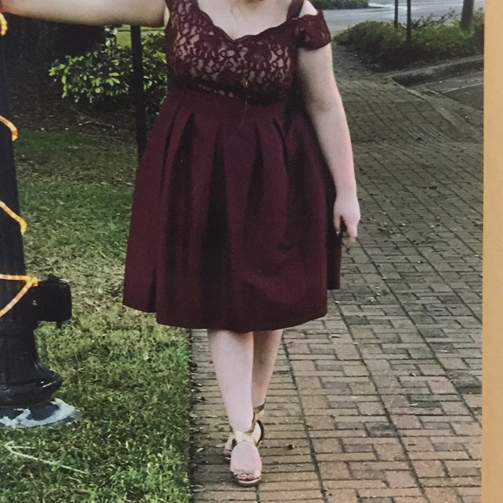 A Maroon prom dress